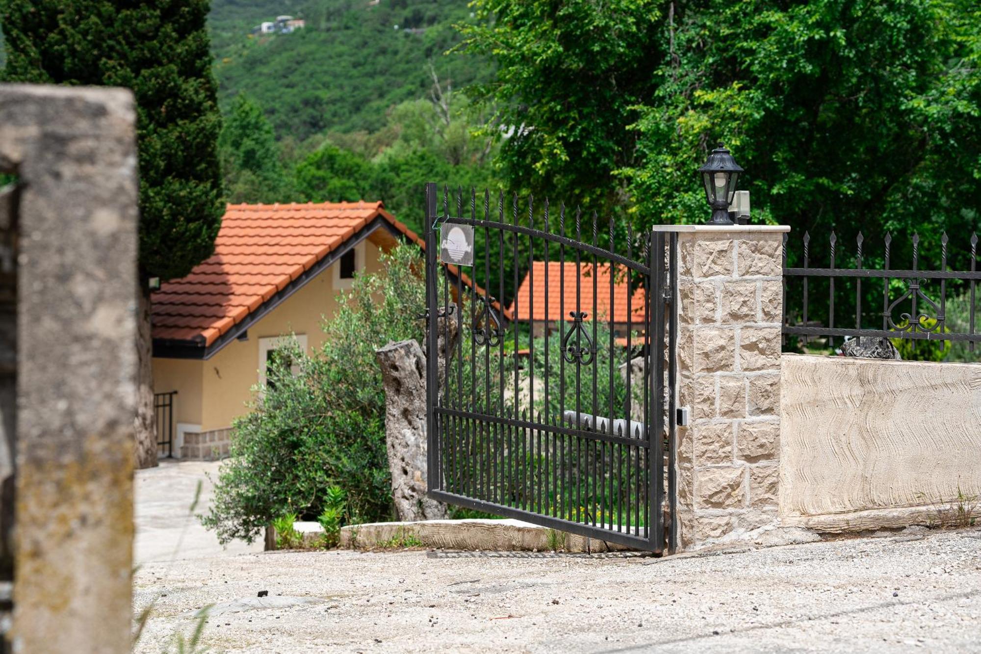 Sunset & Sunrise Villas In Stanisici-Two Villas With Common Pool بودفا المظهر الخارجي الصورة